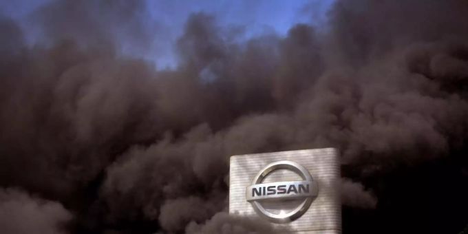 Rauch steigt über dem Nissan-Werk in Barcelona auf, als Arbeiter bei einer Protestaktion Reifen verbrennen. Foto: Emilio Morenatti/AP/dpa Rauch steigt über dem Nissan-Werk in Barcelona auf, als Arbeiter bei einer Protestaktion Reifen verbrennen. Foto: Emilio Morenatti/AP/dpa