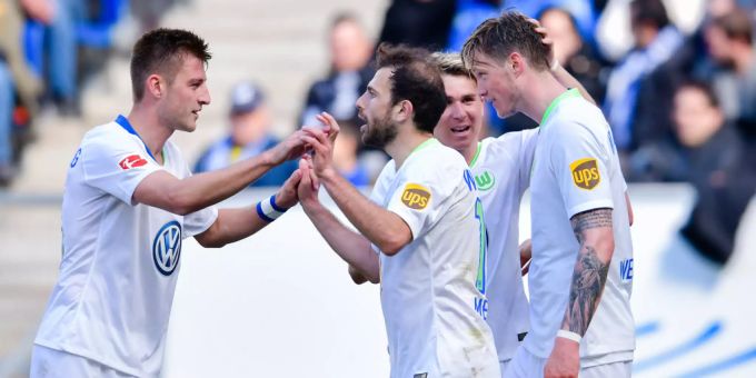 Felix Klaus (2. v. r.) jubelt mit seinen Teamkollegen. Jetzt muss er ihnen für zwei Spiele von der Bank zusehen. Felix Klaus, Mehemdi