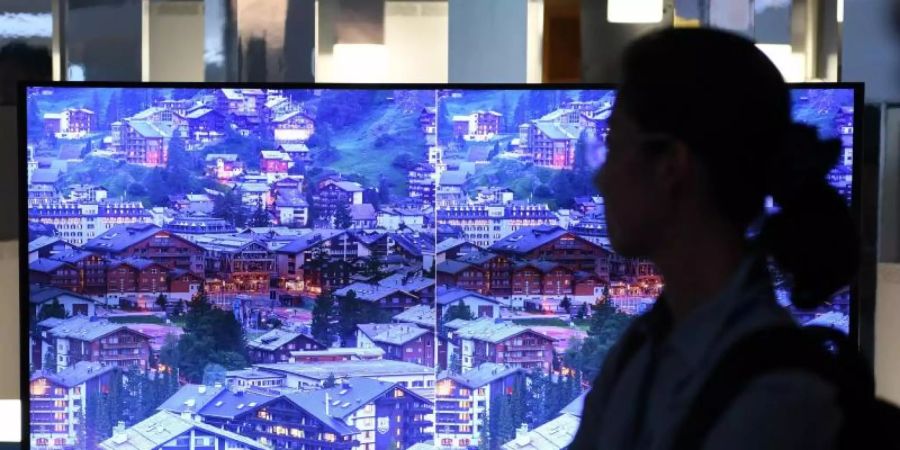 Die Deutschen haben während der Corona-Krise bislang deutlich mehr Fernseher gekauft. Foto: Andrea Warnecke/dpa-tmn