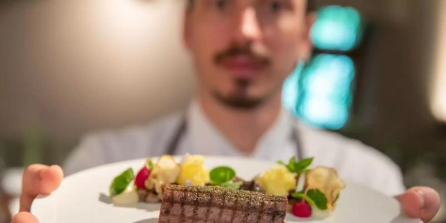 Valentin Rottner, Sternekoch aus Nürnberg, hat das Reh selbst geschossen oder ein mit ihm befreundeter Jäger. In seinem Restaurant tischt er seinen Gästen hauptsächlich Wild auf, egal ob Sommer, Herbst oder Winter. Foto: Daniel Karmann/dpa