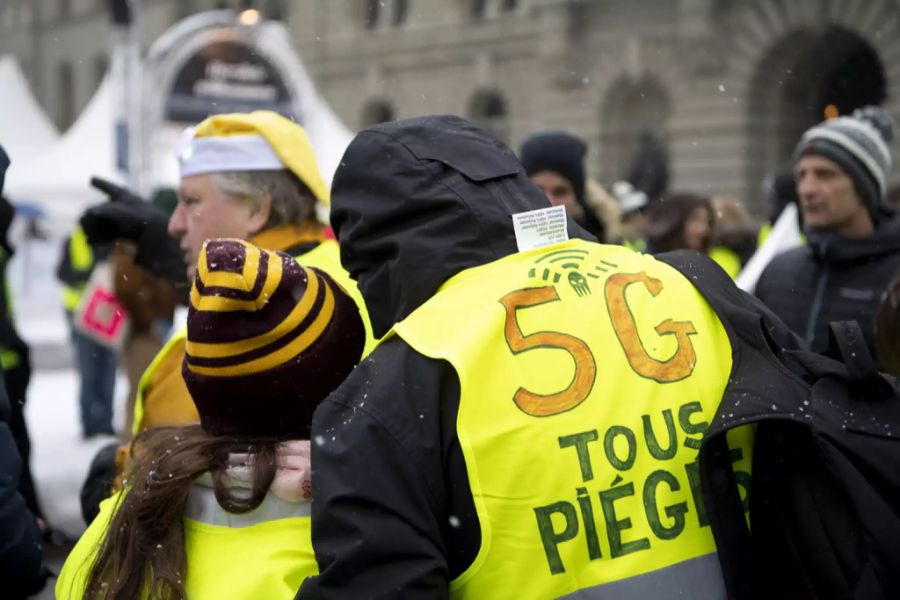 François de Siebenthal nahm ebenfalls an der Demo teil – hier im Hintergrund mit gelber Zipfelmütze,