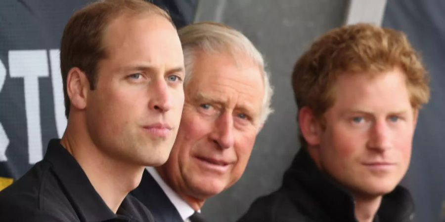 Prinz William und Prinz Harry mit Papi Charles.