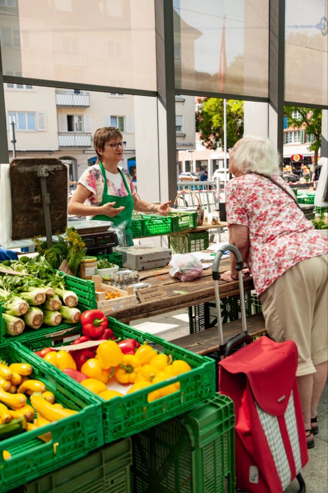 Susan G. verkauft schweizer Gemüse am Kirchplatz