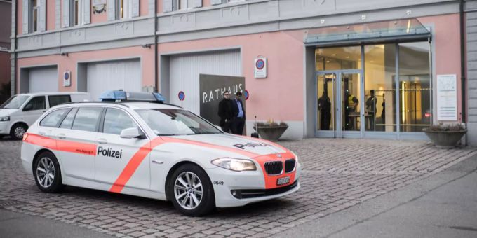 Polizisten sichern den Bereich um das Rathaus in Kreuzlingen. Kreuzlingen Rathaus