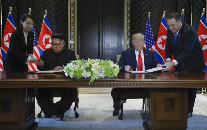 Kim Yo Jong (links) assistiert ihrem Bruder Kim Jong Un bei einem Treffen mit Donald Trump am 12. Juni 2018. Kim Jong Un tod