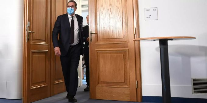 Heinz-Christian Strache, ehemaliger FPÖ-Parteivorsitzender und Vizekanzler von Österreich verlässt den Raum nach seiner Befragung im Rahmen des Ibiza-Untersuchungsausschusses. Ibiza-Untersuchungsausschuss im österreichischen Parlament