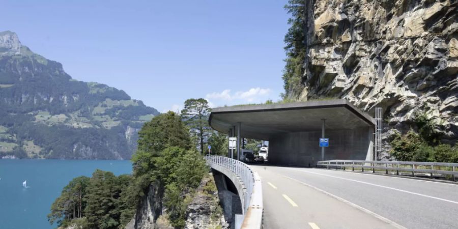 Die Axenstrasse ist Teil der A4 und verbindet am rechten Ufer des Vierwaldstättersees Brunnen mit Flüelen. (Archivbild)