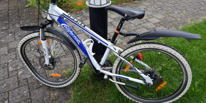 Unfall zwischen Velo und Auto. Unfall zwischen Velo und Auto