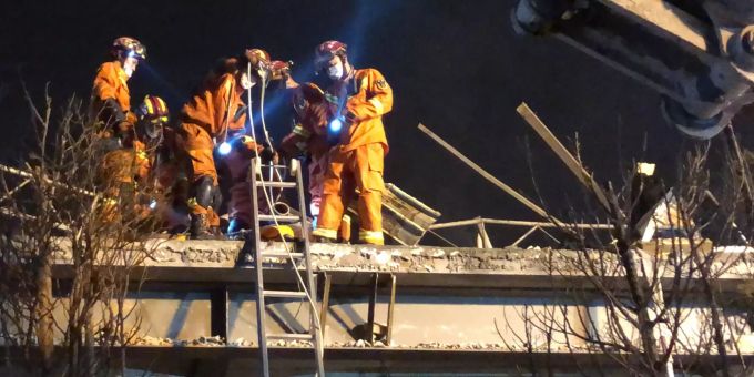 Bei der Explosion eines Tanklastwagens im Osten Chinas sind mindestens 18 Menschen ums Leben gekommen und weitere 166 verletzt worden. At least 19 dead, 170 injured as oil tanker truck explodes in China