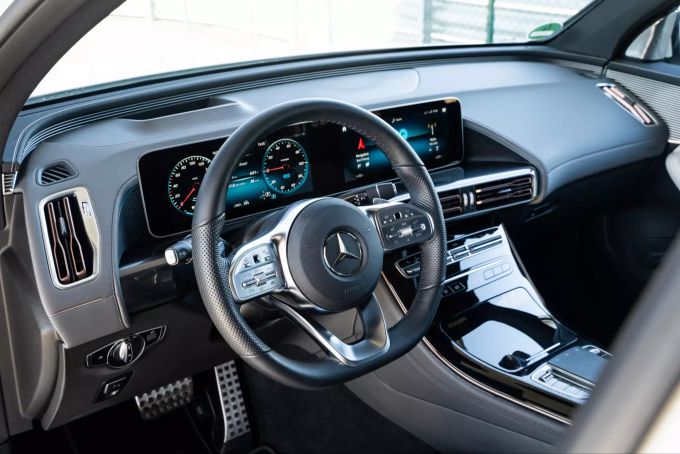 Das Interieur ist nobel und gefällt mit modernen Materialien und frischen Farbakzenten 2020 Mercedes-Benz EQC400