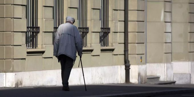 Ein älterer Mann spaziert durch die Gassen der Altstadt in Bern. bern