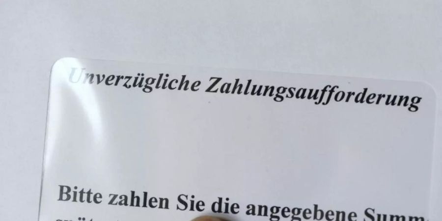 Inkasso-Unternehmen bitten Schuldner oft kräftig zur Kasse. Doch nach Willen der Bundesregierung soll mit den hohen Gebühren bald Schluss sein. Foto: Jens Kalaene/dpa-Zentralbild/dpa