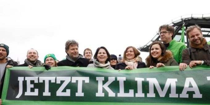 Berlin - Habeck sieht Parallelen zwischen Corona- und Klimakrise