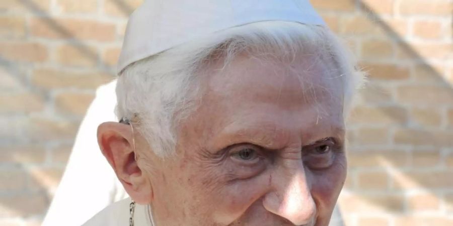 Joseph Ratzinger, der emeritierte Papst Benedikt XVI., in den Vatikanischen Gärten. Foto: Lena Klimkeit/dpa