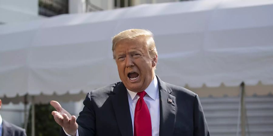 Donald Trump, Präsident der USA, spricht mit Journalisten auf dem Südrasen des Weissen Haus. Foto: Alex Brandon/AP/dpa