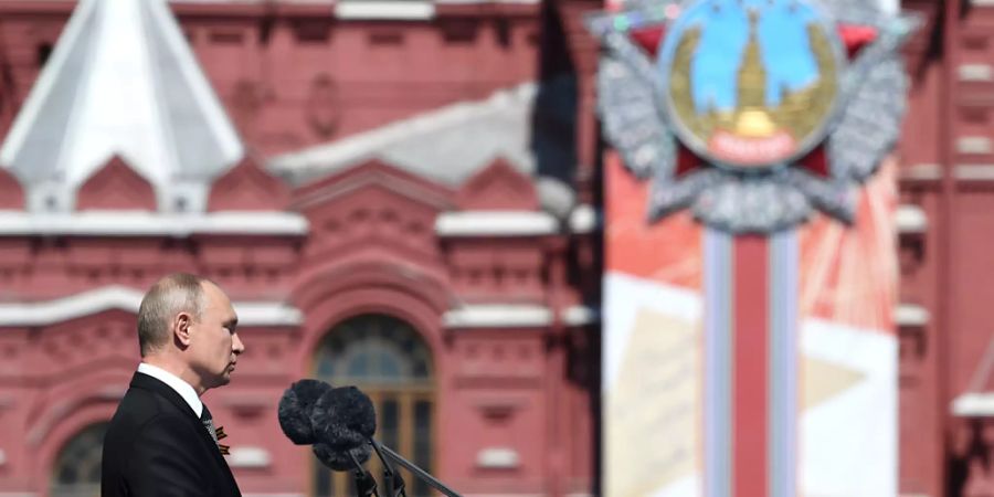 Russlands Präsident Wladimir Putin hält eine Rede anlässlich der Militärparade zum 75. Jahrestag des Sieges der Sowjetunion über Hitler-Deutschland auf dem Roten Platz. Foto: Sergey Pyatakov/Host Photo Agency/dpa