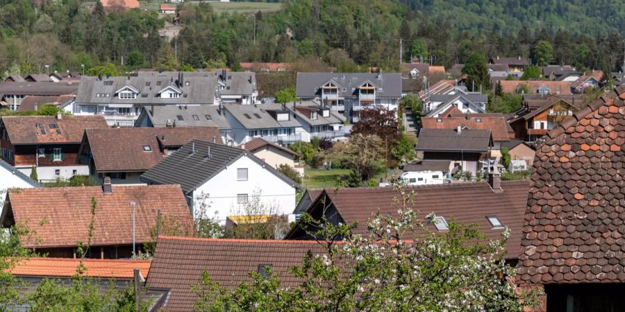 Blick vom alten Schulhaus aus auf Uttigen.