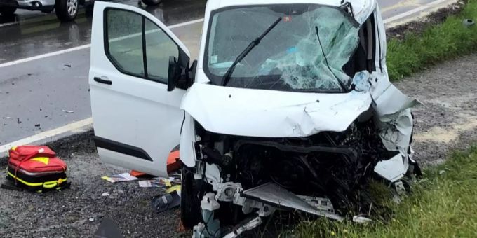 Verkehrsunfall zwischen einem Lastwagen und einem Lieferwagen.