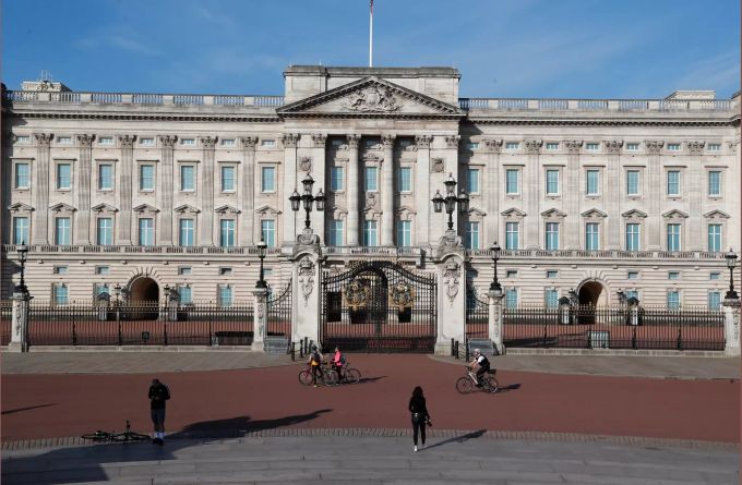Blick auf den Buckingham-Palast in London. 75 Jahre