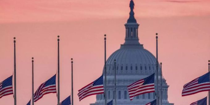 US-Flaggen wehen vor dem Kapitol in Washington auf halbmast. Auch heute wurde diese Abdankungsart vom orthodoxe US-Erzbischof Elidoforos verordnet (Symbolbild). US Flaggen