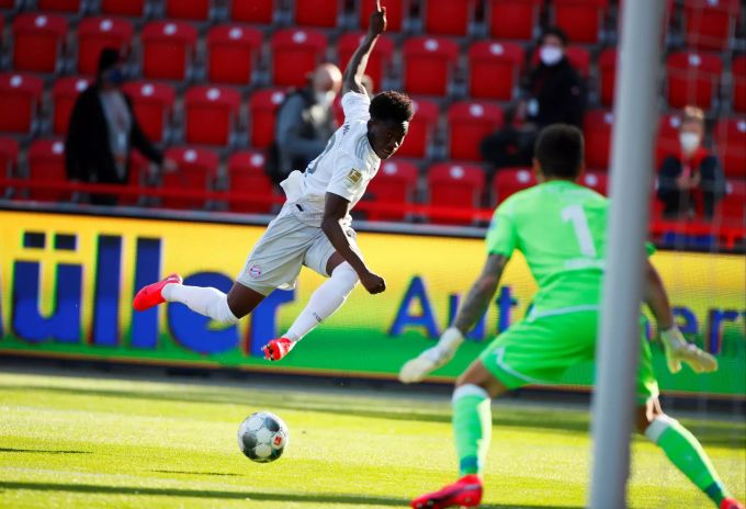Alphonso Davies (Bayern München) schiesst auf das Tor von Rafal Gikiewicz (Union Berlin). Union Berlin Bayern München