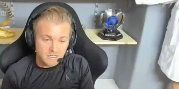 Nico Rosberg befindet sich im Livestream mit seinen Konkurrenten, da taucht plötzlich seine Frau Vivian im Bild auf. Nico Rosberg