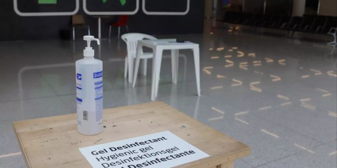 Ein Tisch mit Desinfektionsmittel ist im Flughafen Palma de Mallorca aufgestellt. Seit dem 15. Mai müssen aus dem Ausland nach Spanien Einreisende zwei Wochen in Quarantäne. Coronavirus - Flughafen Mallorca