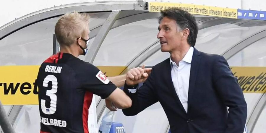 Premiere gelungen: Hertha-Coach Bruno Labbadia feiert mit Per Skjelbred den Sieg bei 1899 Hoffenheim. Foto: Thomas Kienzle/AFP/POOL/dpa