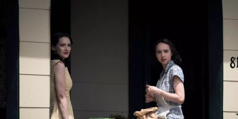 Zoe Kazan (r) als Elizabeth Levin und Winona Ryder als Evelyn Finkel in der Serie «The Plot Against America». Foto: --/Sky/ HBO/dpa