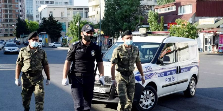 Soldaten und Polizist in Baku