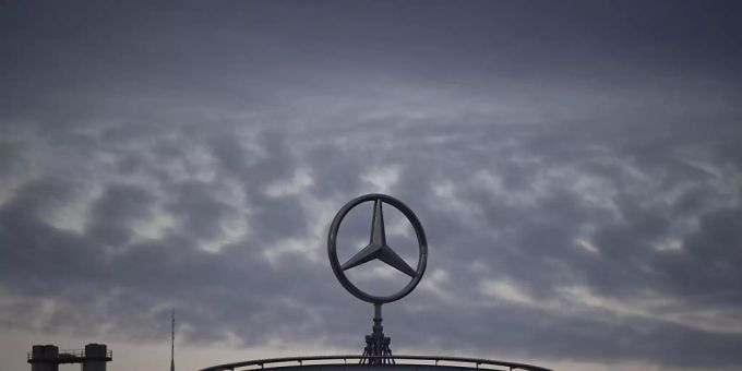Dunkle Wolken über dem Daimler-Konzern. Im zweiten Quartal 2020 hat das Unternehmen mit Sitz in Stuttgart einen Verlust in Milliardenhöhe eingefahren. (Archivbild) Daimler