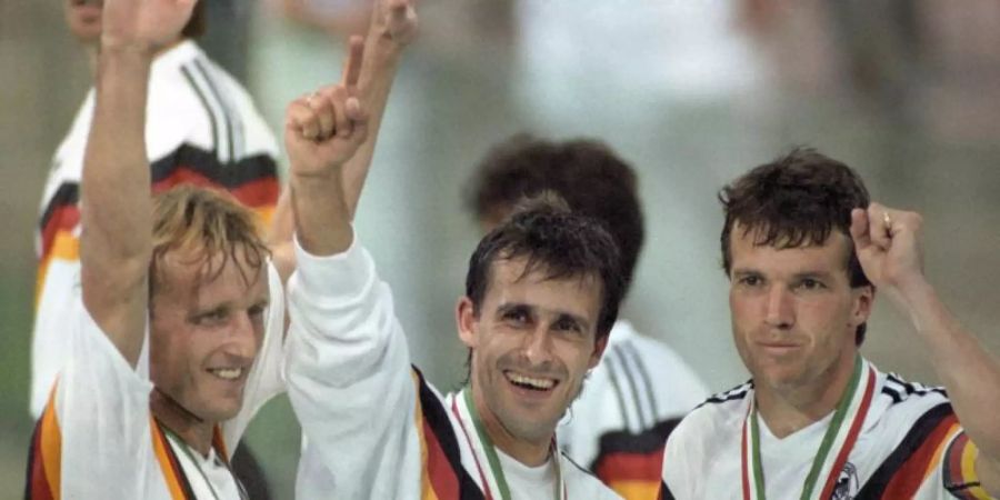 Pierre Littbarski (M) gewann mit der deutschen Fussball-Nationalmannschaft 1990 den WM-Titel. Foto: picture alliance / dpa