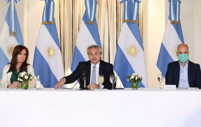 Auf diesem vom argentinischen Präsidentenamt zur Verfügung gestellten Bild nehmen Alberto Fernandez (M.), Präsident von Argentinien, Cristina Fernandez de Kirchner (l), Vizepräsidentin, und Horacio Rodriguez Larreta (r), Bürgermeister der Stadt Buenos Aires, an einem Treffen über einen von der Regierung geplanten Schuldenschnitt teil. Spielen Hedgefonds mit? Argentinien will mit Schuldenschnitt