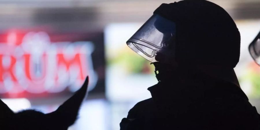 Berittene Polizisten in Chemnitz bringen sich 2018 bei einer Demonstration von AfD und dem ausländerfeindlichen Bündnis Pegida in Stellung. Foto: Ralf Hirschberger/dpa