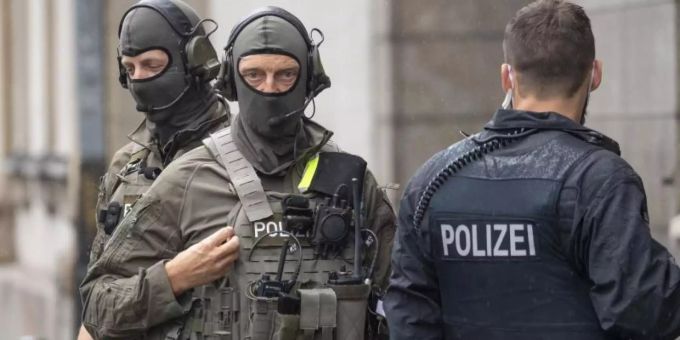 Beamte des Spezialeinsatzkommandos (SEK) der Polizei sichern vor der Ankunft der Angeklagten das Gerichtsgebäude. Foto: Boris Roessler/dpa Beamte des Spezialeinsatzkommandos (SEK) der Polizei sichern vor der Ankunft der Angeklagten das Gerichtsgebäude. Foto: Boris Roessler/dpa