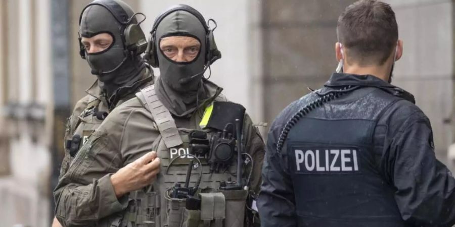 Beamte des Spezialeinsatzkommandos (SEK) der Polizei sichern vor der Ankunft der Angeklagten das Gerichtsgebäude. Foto: Boris Roessler/dpa