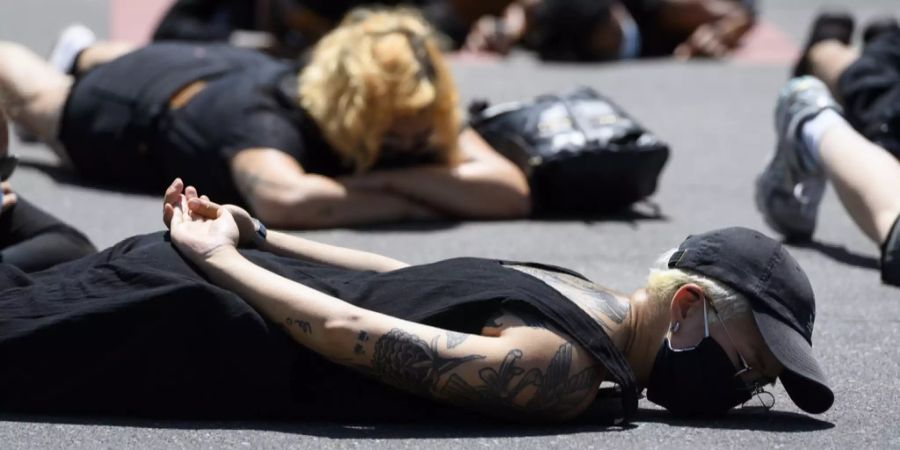 Etwa dreissig Menschen versammelten sich, um gegen Rassismus und Polizeigewalt zu protestieren.