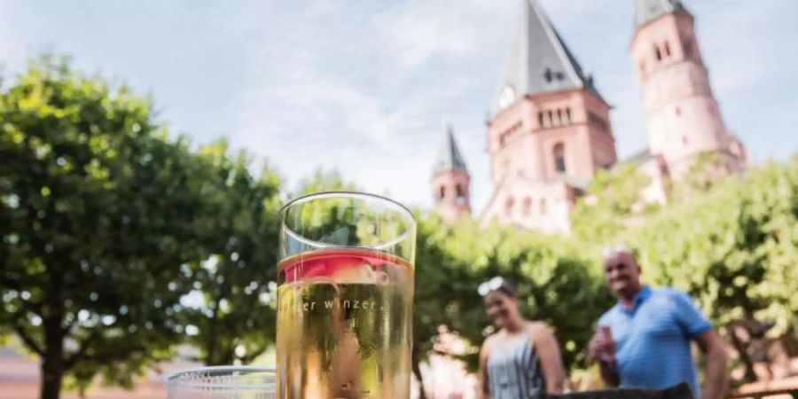 Fertig gemischte Weinschorle aus Dosen oder Flaschen wird als Trend-Getränk immer beliebter, wie das Deutsche Weininstitut mitteilte. Foto: Andreas Arnold/dpa