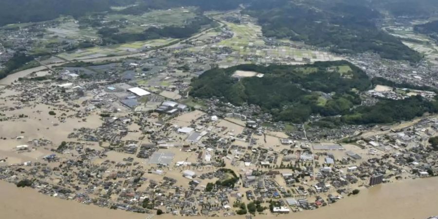 Wegen massiver Überflutungen müssen sich Hunderttausende in Sicherheit bringen. Foto: Uncredited/Kyodo News/AP/dpa