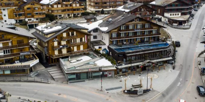 Seit dem Lockdown sind die Strassen im Walliser Ferienort Verbier praktisch menschenleer. Mit einer Million Franken will die Gemeinde Bagnes nun der lokalen Wirtschaft wieder auf die Sprünge helfen. Jeder Einwohner bekommt 120 Franken in Form von Bons. (Archivbild) Verbier