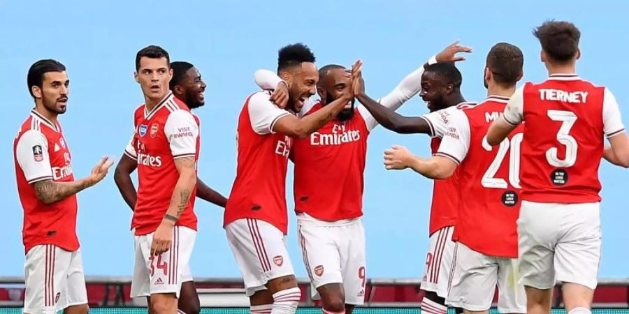 Arsenals Doppeltorschütze Pierre-Emerick Aubameyang (M) wird von seinen Teamkollegen gefeiert. Foto: Justin Tallis/Nmc Pool/PA Wire/dpa