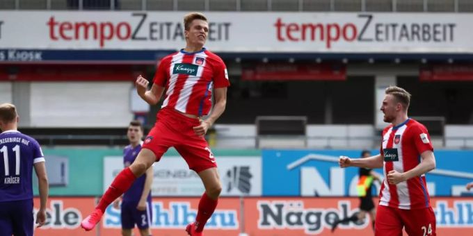 Heidenheims David Otto (M) und Tobias Mohr jubeln nach dem Tor zum 1:0 gegen Erzgebirge Aue. Heidenheim