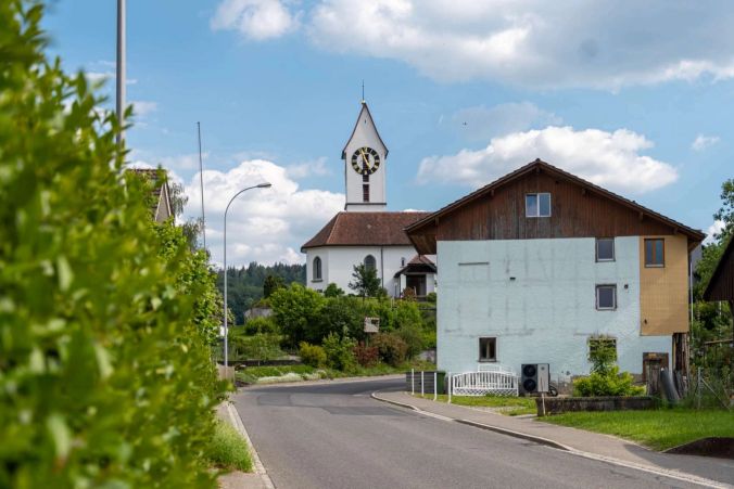 Ausblick auf die Zetzwiler Kirche.
