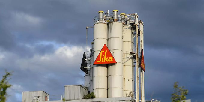Der Bauchemie- und Klebstoffhersteller Sika musste aufgrund der Coronakrise in der ersten Jahreshälfte einen Umsatzrückgang von über 3 Prozent hinnehmen. Ohne einen Firmenzukauf hätte das Minus sogar rund 10 Prozent betragen. (Archivbild) Der Bauchemie- und Klebstoffhersteller Sika musste aufgrund der Coronakrise in der ersten Jahreshälfte einen Umsatzrückgang von über 3 Prozent hinnehmen. Ohne einen Firmenzukauf hätte das Minus sogar rund 10 Prozent betragen. (Archivbild)