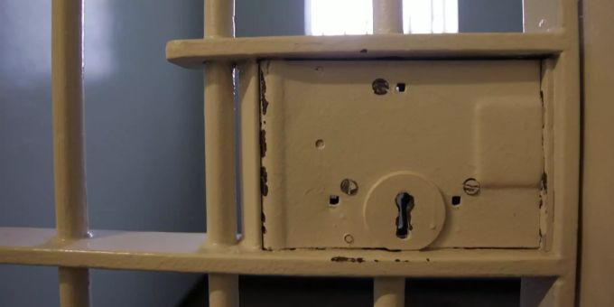 Das Bild zeigt eine geschlossene Gefängniszelle. (Symbolbild) Geschlossene Gefängniszelle