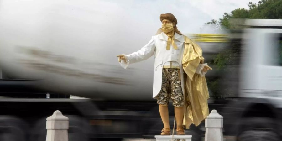 Mozart-Imitator mit Maske