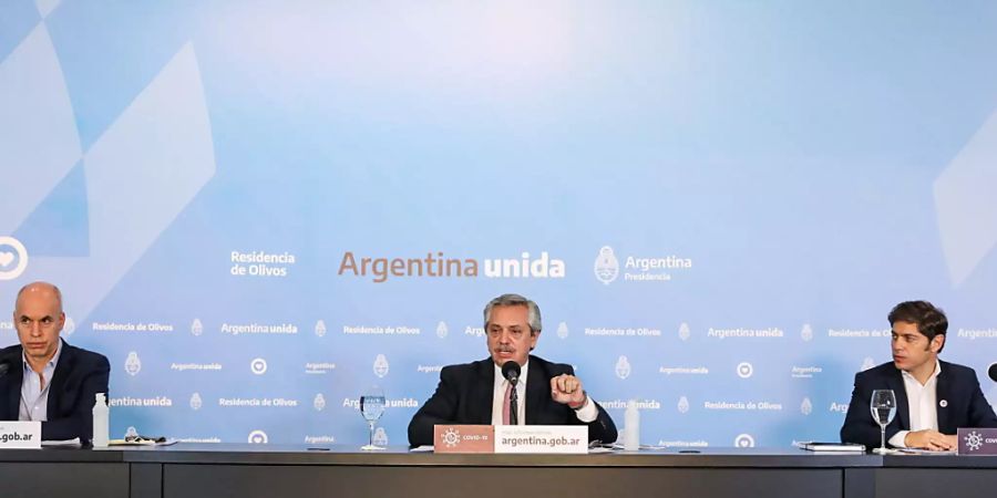 Der Präsident Argentiniens Alberto Fernández (Bildmitte) hat die Übernahme des Agrarkonzerns Vicentín durch den Staat bekanntgegeben und auf seine wichtige Funktion verwiesen. (Archivbild)