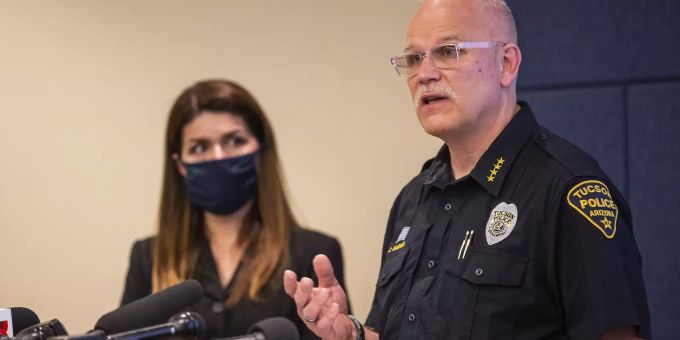 Der Polizeichef der US-Stadt Tucson, Chris Magnus, und die Bürgermeisterin Regina Romero sprechen an einer Medienkonferenz. Tucson