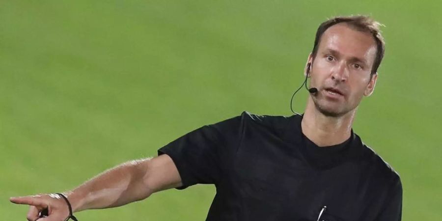 Bastian Dankert ist seit 2012 in der 1. Bundesliga als Schiedsrichter im Einsatz und seit 2014 FIFA-Referee. Foto: Ronny Hartmann/dpa