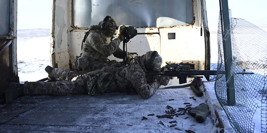 Russische Soldaten nehmen an Übungen auf dem Schiessplatz Kadamowskii teil. Foto: Uncredited/AP/dpa